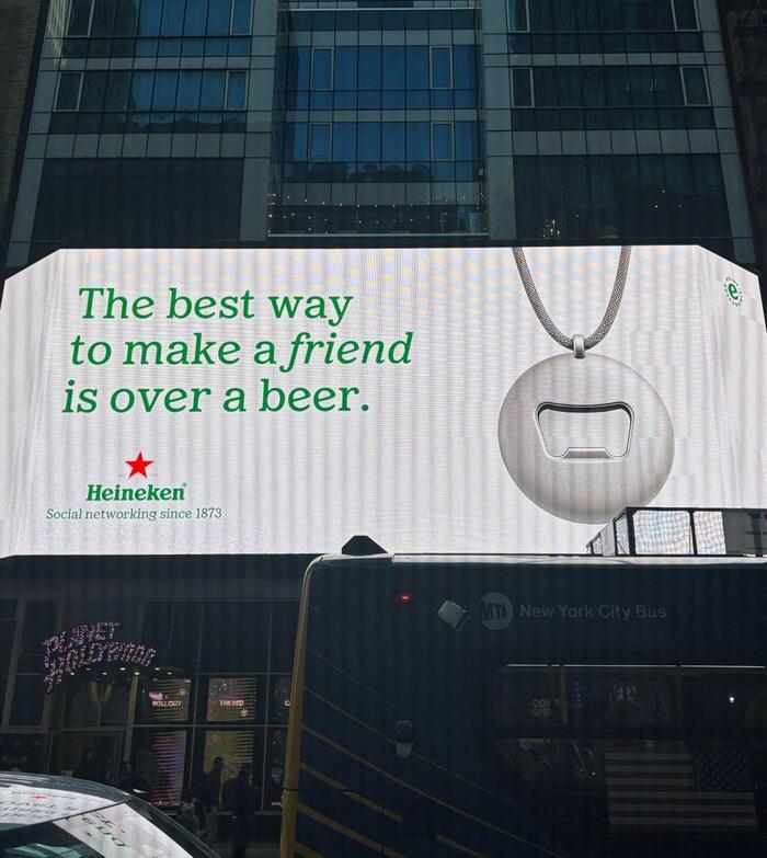 Бренд пива Heineken назвал себя соцсетью с 1873 года. А вы когда последний раз знакомились с кем-то в баре? - 29.10.25 18:55